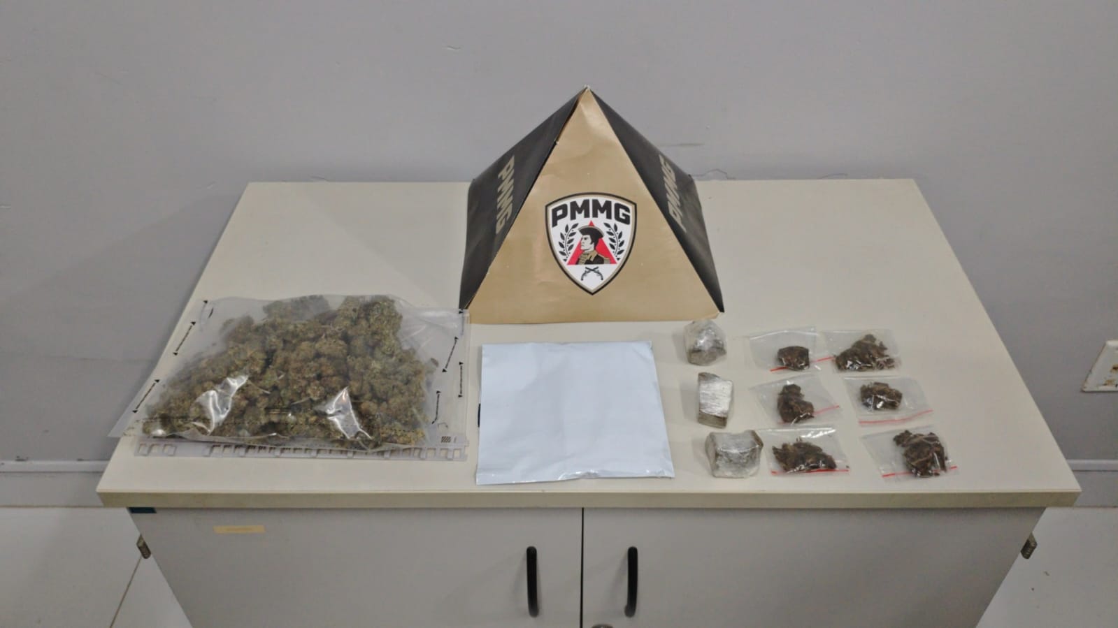 Perseguição termina com prisão de suspeito e apreensão de drogas no bairro Altinópolis