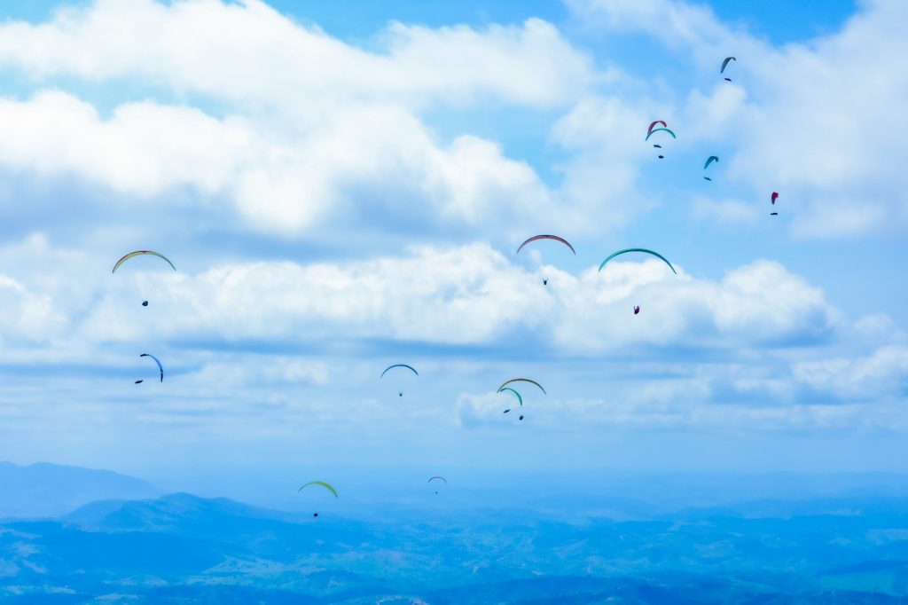 Copa do Mundo de Parapente reúne atletas de 25 países e movimenta o Pico da Ibituruna