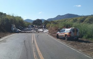 Carreta tomba em trecho de curva na MGC-381 em Divino das Laranjeiras