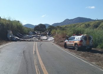 Carreta tomba em trecho de curva na MGC-381 em Divino das Laranjeiras
