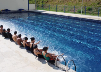 Escola municipal de Coronel Fabriciano inclui aulas de natação na grade curricular dos alunos