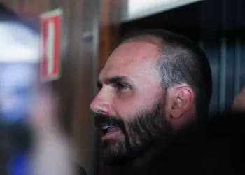 Moraes vota para condenar Eduardo Bolsonaro por difamação