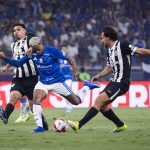 Cruzeiro embalado enfrenta Atlético pressionado em clássico pelo Brasileirão neste sábado