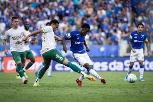 Cruzeiro passa sufoco, mas vence a Chapecoense no Mineirão pelo Brasileirão