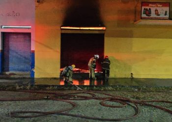 Incêndio de grandes proporções atinge loja no bairro Lourdes