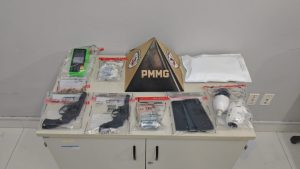 PM fecha o cerco ao tráfico e apreende adolescentes, armas e drogas no bairro Santa Terezinha