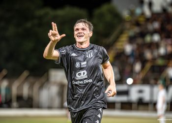 Democrata vence Vitória e assume liderança do grupo na Série D