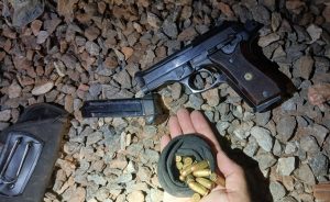 A Polícia Militar apreendeu, na madrugada desta quarta-feira (6), a arma utilizada em um homicídio ocorrido na terça-feira, no bairro Turmalina, e identificou o suspeito do crime durante uma operação no mesmo bairro. O homem conseguiu fugir no momento da abordagem e segue sendo procurado.