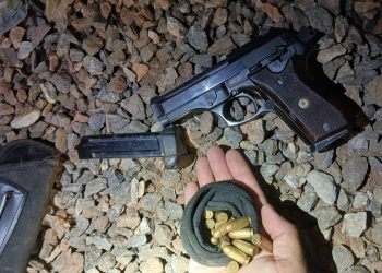 A Polícia Militar apreendeu, na madrugada desta quarta-feira (6), a arma utilizada em um homicídio ocorrido na terça-feira, no bairro Turmalina, e identificou o suspeito do crime durante uma operação no mesmo bairro. O homem conseguiu fugir no momento da abordagem e segue sendo procurado.