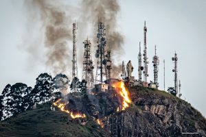 Incêndio no Pico da Ibituruna é controlado após atuação dos bombeiros