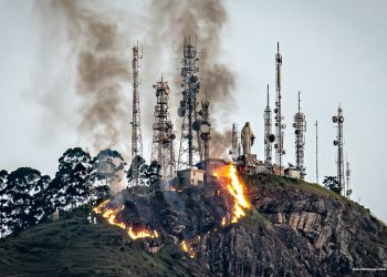 Incêndio no Pico da Ibituruna é controlado após atuação dos bombeiros