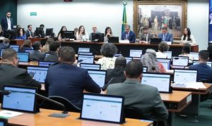 CCJ da Câmara adia análise de PEC que reduz maioridade penal para 16 anos 