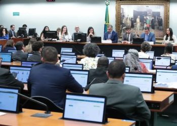 CCJ da Câmara adia análise de PEC que reduz maioridade penal para 16 anos 