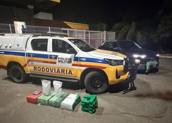 Homem é preso pela PMRv com 108 barras de maconha na BR-259 em Valadares