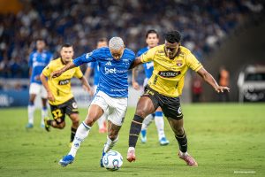 Cruzeiro goleia Barcelona no Mineirão e garante vaga no mata-mata da Libertadores