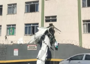 Queda de avião deixa dois mortos e três feridos em Belo Horizonte