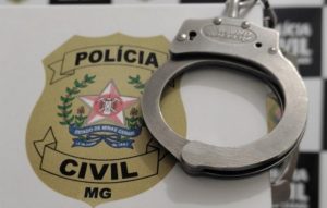 Uma mulher de 25 anos foi presa na manhã desta terça-feira (5), durante uma operação de combate a crimes cibernéticos e à exploração infantojuvenil em Divinolândia de Minas, no Vale do Rio Doce. A ação ocorreu durante o cumprimento de mandado de busca e apreensão.