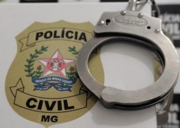 Uma mulher de 25 anos foi presa na manhã desta terça-feira (5), durante uma operação de combate a crimes cibernéticos e à exploração infantojuvenil em Divinolândia de Minas, no Vale do Rio Doce. A ação ocorreu durante o cumprimento de mandado de busca e apreensão.