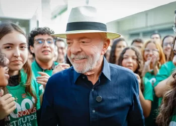 “Quem tinha que aumentar a taxa seríamos nós”, diz Lula sobre EUA
