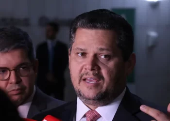 Alcolumbre mantém PEC 6×1 travada em semana esvaziada no Senado