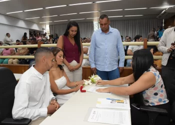 Casamento Comunitário reúne 33 casais em cerimônia na Câmara de Valadares