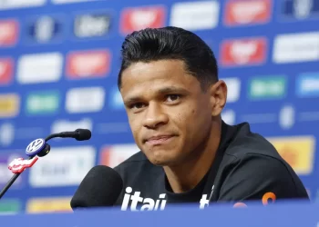 Aposta de Ancelotti, Douglas Santos explica apoio tático a Vini Jr.
