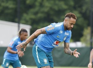 Neymar treina novamente com a Seleção Brasileira e fica mais perto de estrear na Copa do Mundo