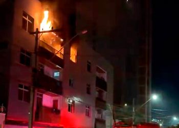Incêndio destrói apartamento e mobiliza bombeiros em Ipatinga