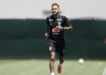 Neymar vai a campo pela primeira vez em treino da seleção brasileira