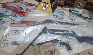PM prende dois homens e apreende dois adolescentes após furto a uma fazenda em Tarumirim