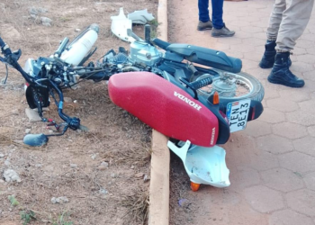 Mulher morre após perder controle de motocicleta e bater em poste