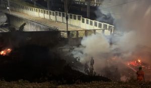 Bombeiros controlam incêndio próximo a um depósito de combustível em Valadares
