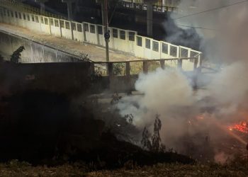 Bombeiros controlam incêndio próximo a um depósito de combustível em Valadares
