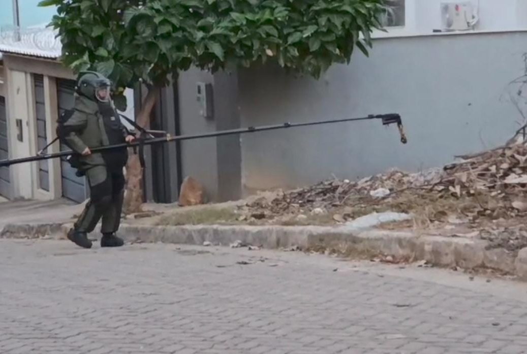 PM destrói de forma controlada granada encontrada em entulho no bairro Bela Vista