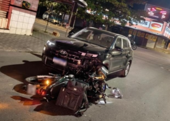 Mulher é presa por suspeita de embriaguez ao volante após acidente com motocicleta