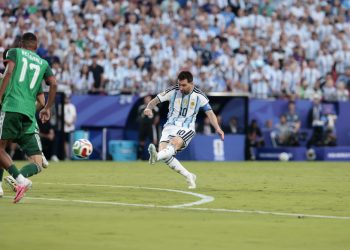 Messi marca três gols e lidera Argentina na estreia contra a Argélia na Copa do Mundo