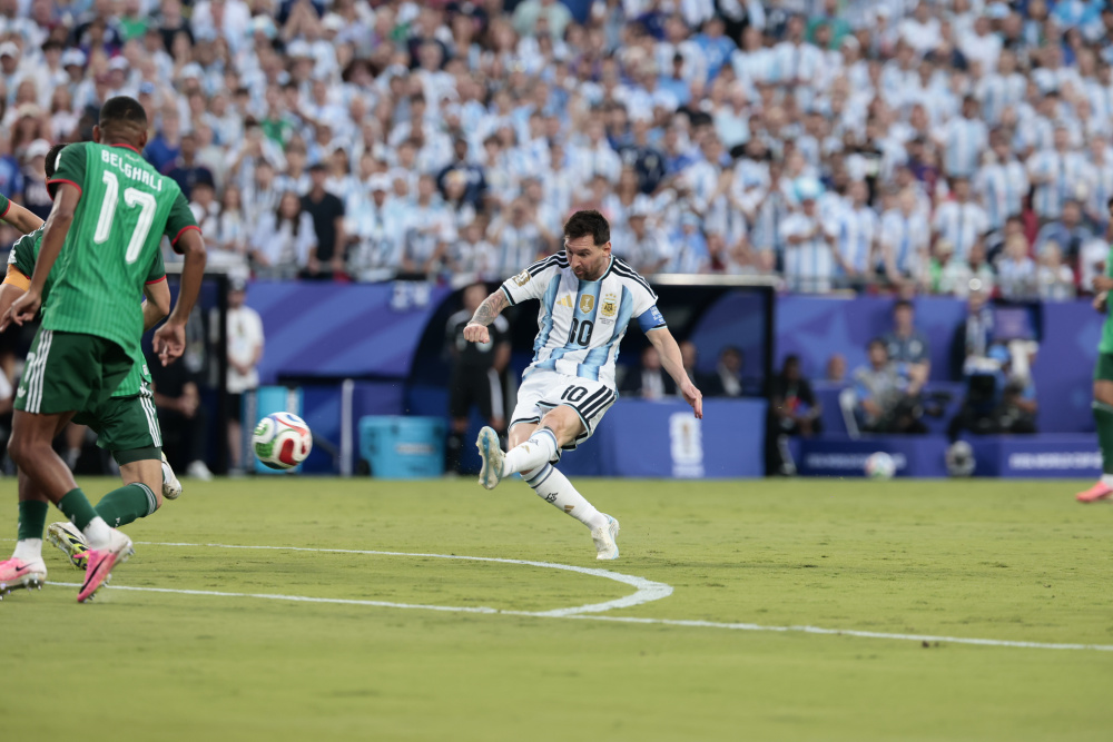 Messi marca três gols e lidera Argentina na estreia contra a Argélia na Copa do Mundo