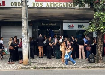Advogados realizam ato em memória de advogada vítima de feminicídio em Valadares