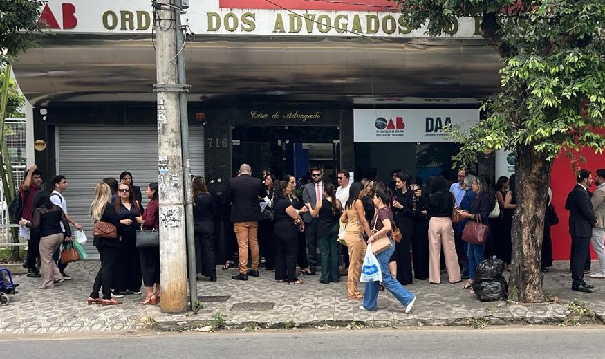 Advogados realizam ato em memória de advogada vítima de feminicídio em Valadares
