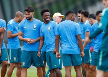 Brasil enfrenta a Escócia por vaga na segunda fase da Copa do Mundo