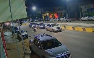 Motociclista fica gravemente ferido após ser atingido por carro na Avenida JK