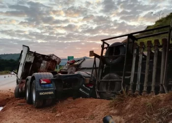 Carreta com 46 mil litros de combustível tomba na BR-381 e provoca risco de contaminação ambiental