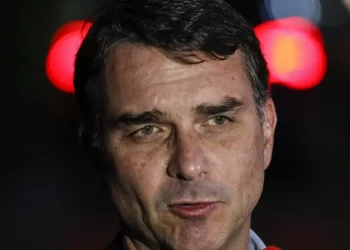 TSE julga liminar que suspendeu pesquisa desfavorável a Flávio Bolsonaro