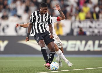 Com gol nos acréscimos, Botafogo bate Santos na retomada do Brasileirão