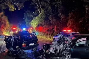 Quatro pessoas morrem após acidente envolvendo dois veículos na MG-111 em Ipanema