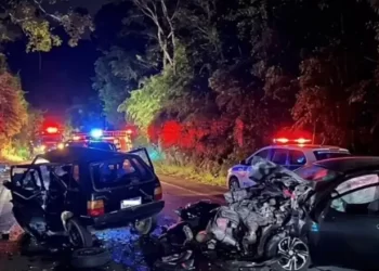 Quatro pessoas morrem após acidente envolvendo dois veículos na MG-111 em Ipanema