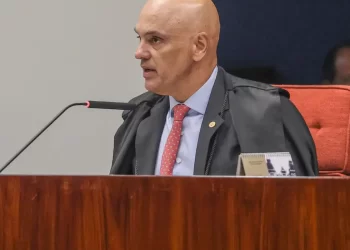Moraes pede manifestação da PGR após Flávio não depor à PF
