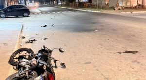Motociclista fica gravemente ferida após colisão com carro que fez conversão proibida no bairro Nova Vila Bretas