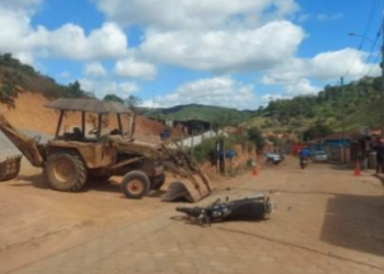 Jovem de 20 anos morre em acidente entre motocicleta e retroescavadeira