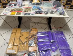 PM desarticula esquema de tráfico e apreende grande quantidade de drogas, munições e duas armas em Valadares